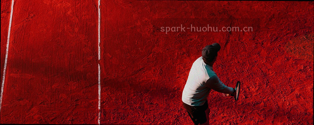 虚焦的观众席与球场边线光影，画面中没有可辨认的人物正脸