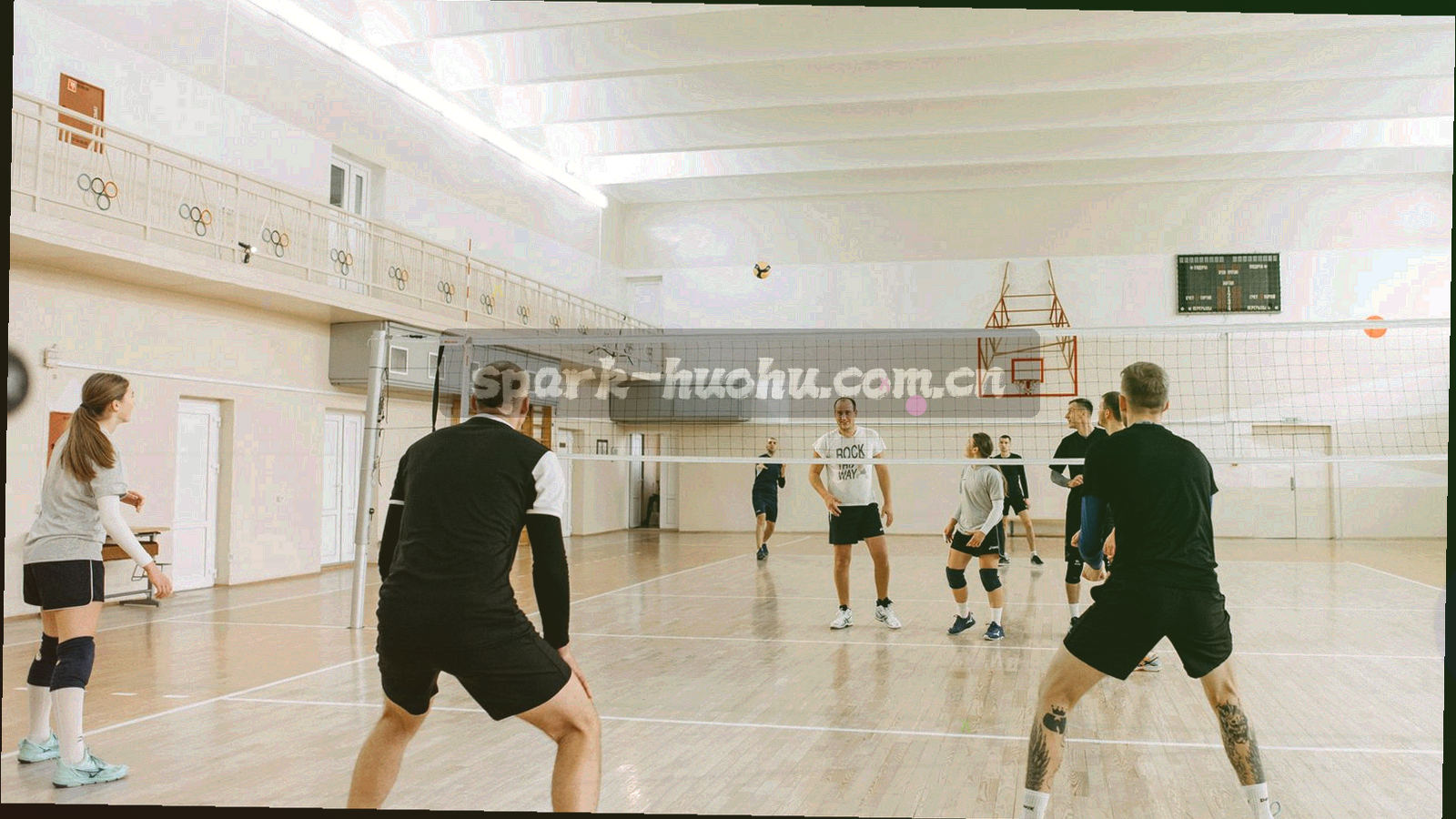 夜晚场馆外部的灯光与步道，冷调低饱和，不见人影